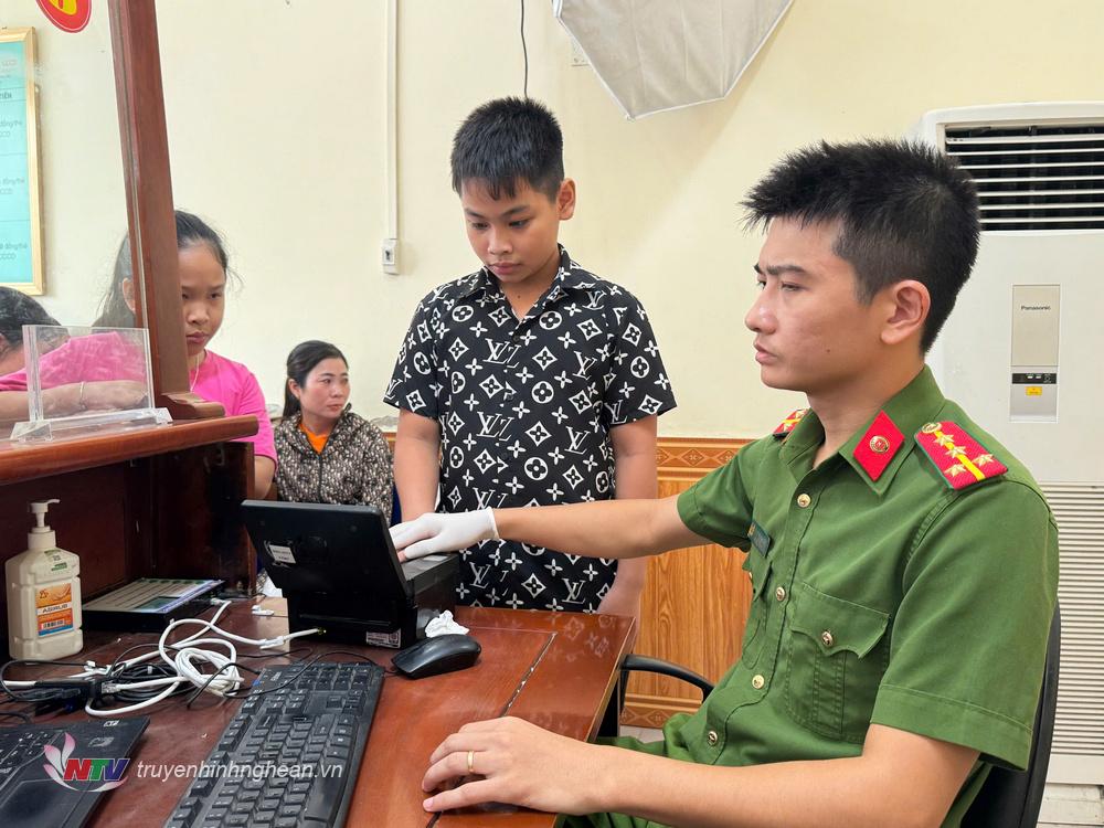 Chỉ trong 3 ngày đầu nghỉ lễ, Công an thành phố Vinh đã hoàn thiện thủ tục cấp thẻ căn cước cho gần 2.000 công dân từ 0 - 14 tuổi.