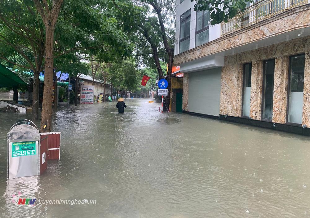 Đường Nguyễn Tài bên tuyến kênh thường xuyên bị ngập khi mưa lớn. Hình ảnh ghi lại tại đường Nguyễn Tài sáng 23/9.