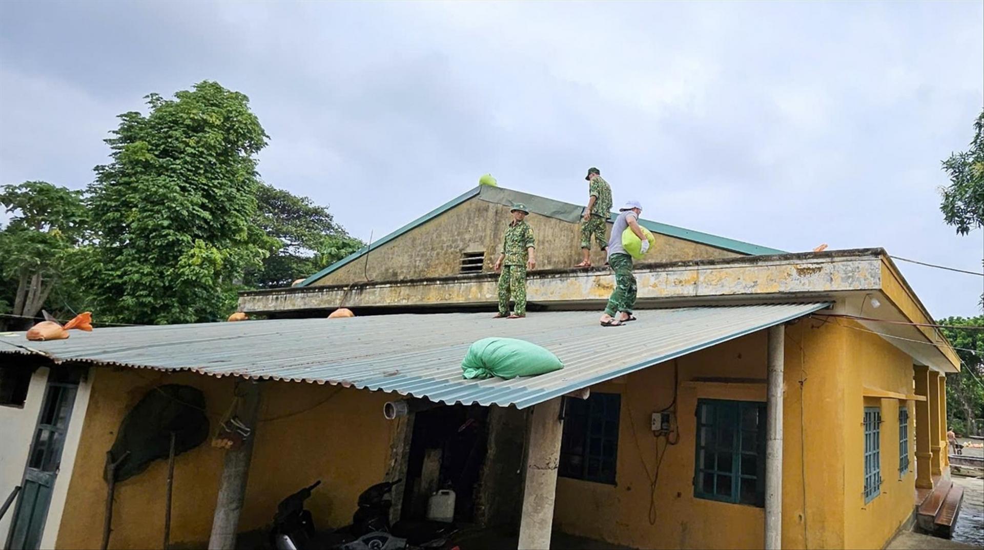 Cán bộ, chiến sĩ Đồn Biên phòng Cồn Cỏ hỗ trợ gia cố nhà cửa cho người dân trên đảo Cồn Cỏ.