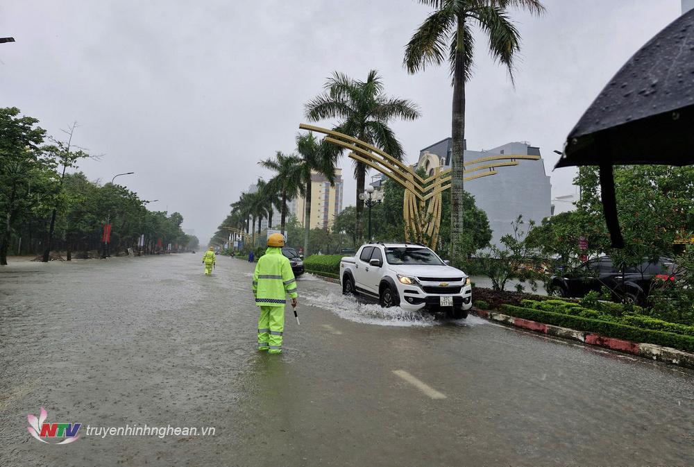 Đội CSGT – TT Công an thành phố Vinh phân luồng, điều tiết phương tiện và hướng dẫn, cảnh báo người dân và các phương tiện không đi vào chỗ nước sâu, đảm bảo an toàn cho người tham gia giao thông.