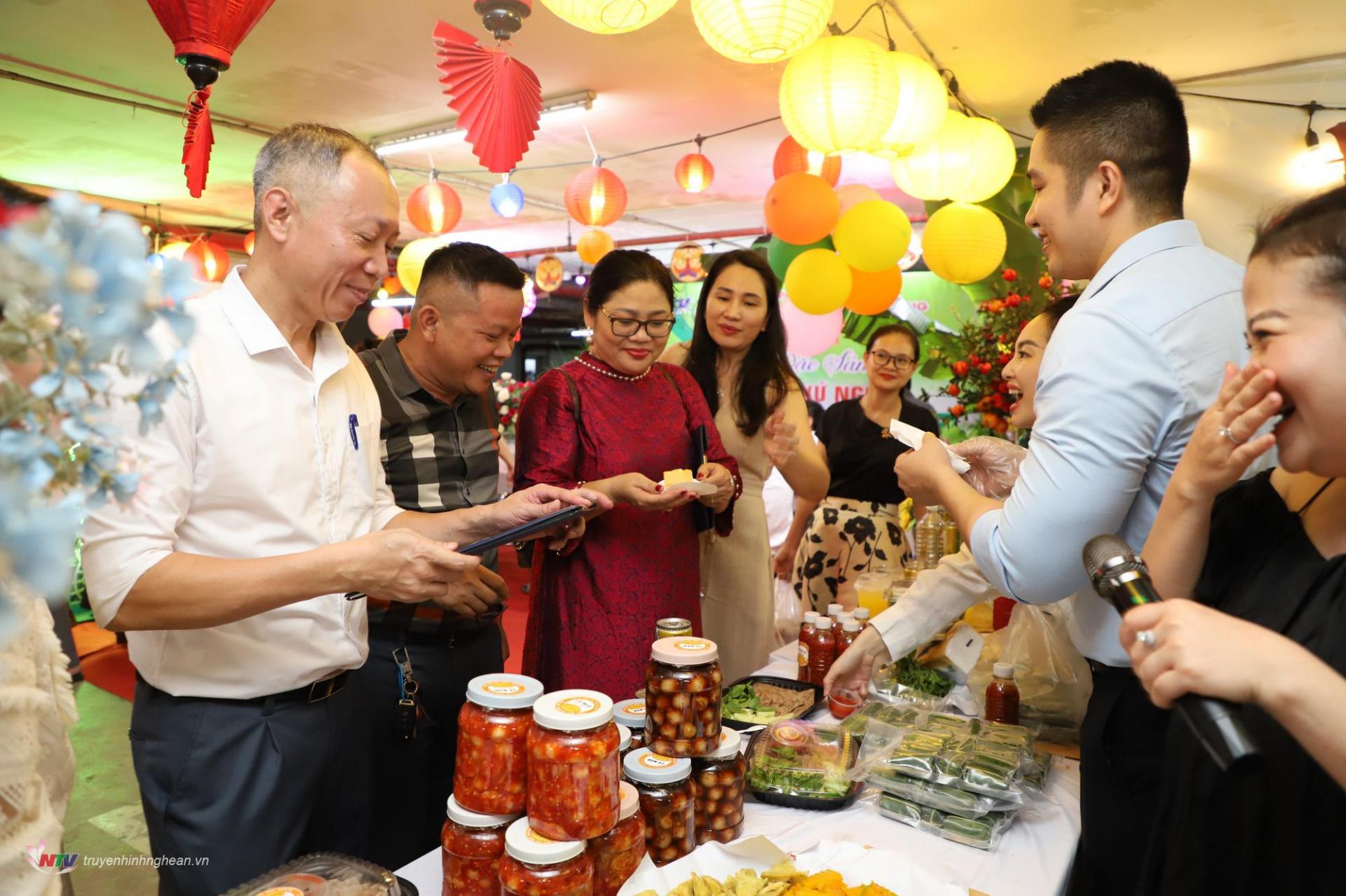 Gian hàng tổ Công đoàn phòng TKBT-NDS mang đến những món ăn dân giã đậm vị nhà như cà muối, giò,...