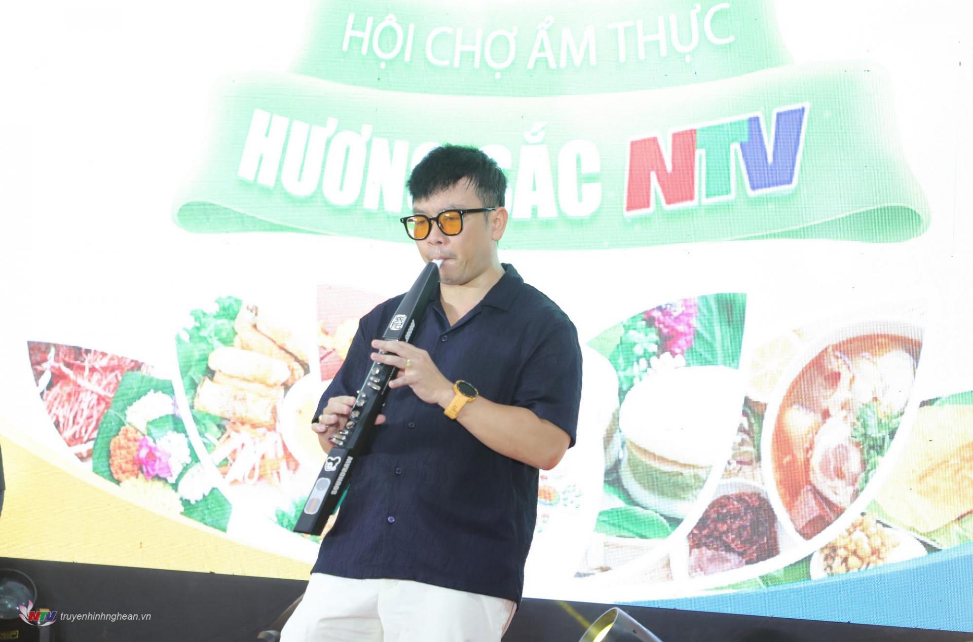 Tiết mục thổi sáo đặc sắc do MC Duy Anh thể hiện tại chương trình.