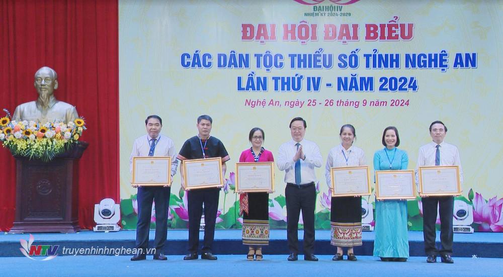 Chủ tịch UBND tỉnh Nguyễn Đức Trung trao Bằng khen cho các cá nhân, tập thể có thành tích tiêu biểu, xuất sắc trong thực hiện chính sách dân tộc từ năm 2019 - 2024.