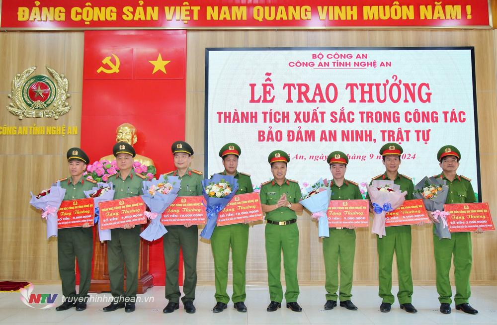 Lãnh đạo Công an tỉnh Nghệ An trao thưởng Ban chuyên án.