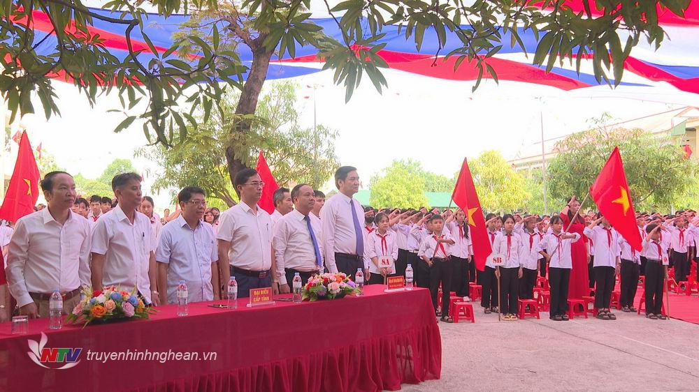 Phó Bí thư Tỉnh ủy Hoàng Nghĩa Hiếu dự lễ khai giảng tại Trường THCS Lê Xuân Đào (Hưng Nguyên).