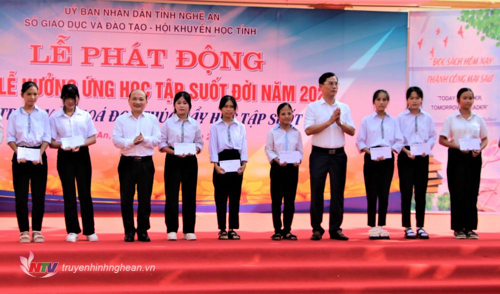 Hội Khuyến học tỉnh trao 40 suất quà cho học sinh trên địa bàn huyện Thanh Chương.