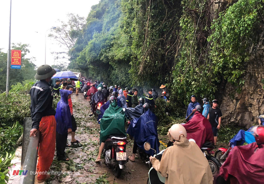 Huyện con cuông đá huy động lực lượng công an, quân đội khắc phục sự cố.j