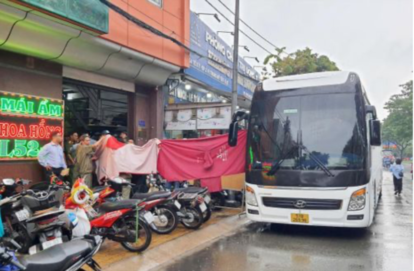 Lực lượng chức năng đưa các trẻ em về cơ sở bảo trợ xã hội công lập để chăm sóc, nuôi dưỡng. Ảnh: Hoàng Thuận