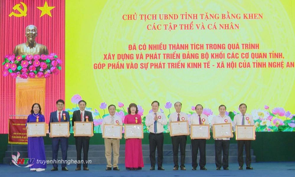 Đồng chí Nguyễn Đức Trung - Phó Bí thư Tỉnh uỷ, Chủ tịch UBND tỉnh trao Bằng khen cho các cá nhân, tập thể.