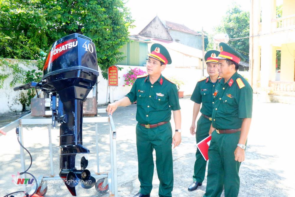 Đại tá Phan Đại Nghĩa - Ủy viên Ban Thường vụ Tỉnh ủy, Chỉ huy trưởng Bộ Chỉ huy Quân sự tỉnh kiểm tra tình trạng kỹ thuật tàu xuồng tại ban chỉ huy Quân sự huyện Quỳ Châu.