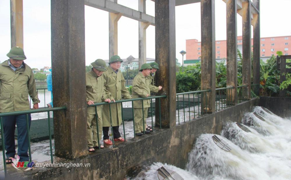 Đoàn công tác kiểm tra trạm bơm Tây Nam TP. Vinh.