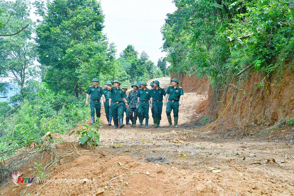 Đại tá Phan Đại Nghĩa - Ủy viên Ban Thường vụ Tỉnh ủy, Chỉ huy trưởng Bộ Chỉ huy Quân sự tỉnh cùng các đồng chí trong đoàn công tác  kiểm tra thực địa một số vị trí nguy cơ xảy ra sạt lở đất tại địa bàn huyện Kỳ Sơn.