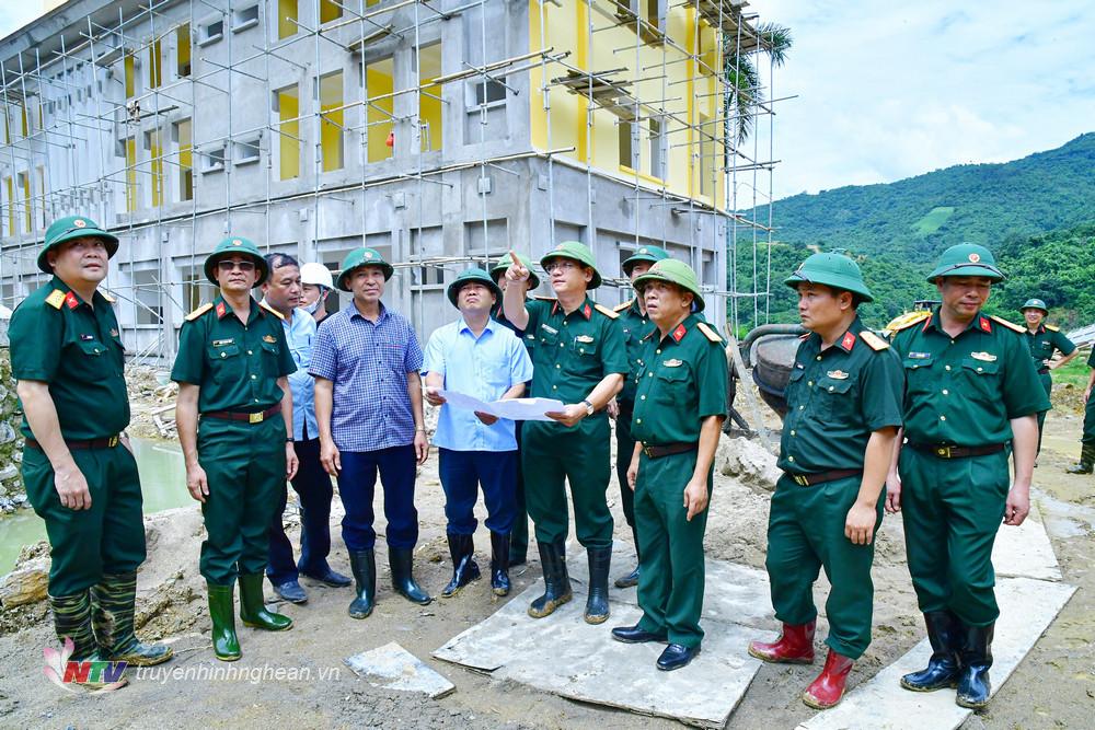 Đại tá Phan Đại Nghĩa - Ủy viên Ban Thường vụ Tỉnh ủy, Chỉ huy trưởng Bộ Chỉ huy Quân sự tỉnh kiểm tra tiến độ và cất lượng xây dựng công trình Doanh trại Ban Chỉ huy Quân sự huyện Kỳ Sơn