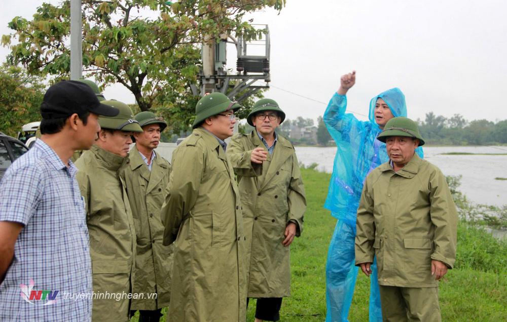 Phó Chủ tịch UBND tỉnh Nguyễn Văn Đệ kiểm tra hồ điều hòa TP Vinh.