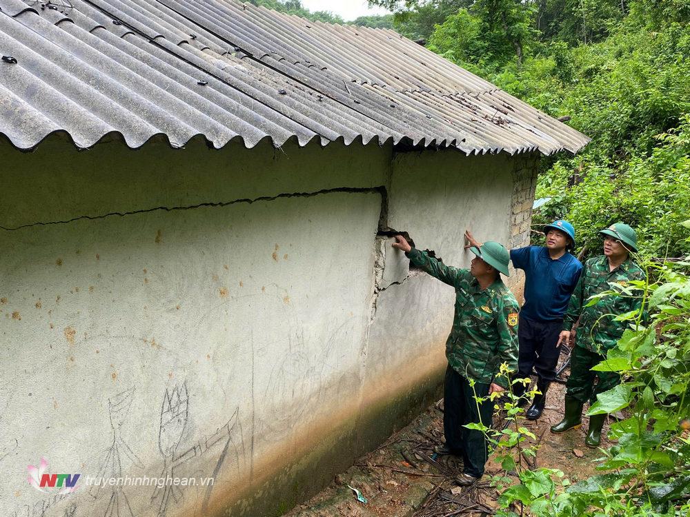 Toàn bộ ngôi nhà của gia đình chị Lương Thị Khin bị nứt toác.