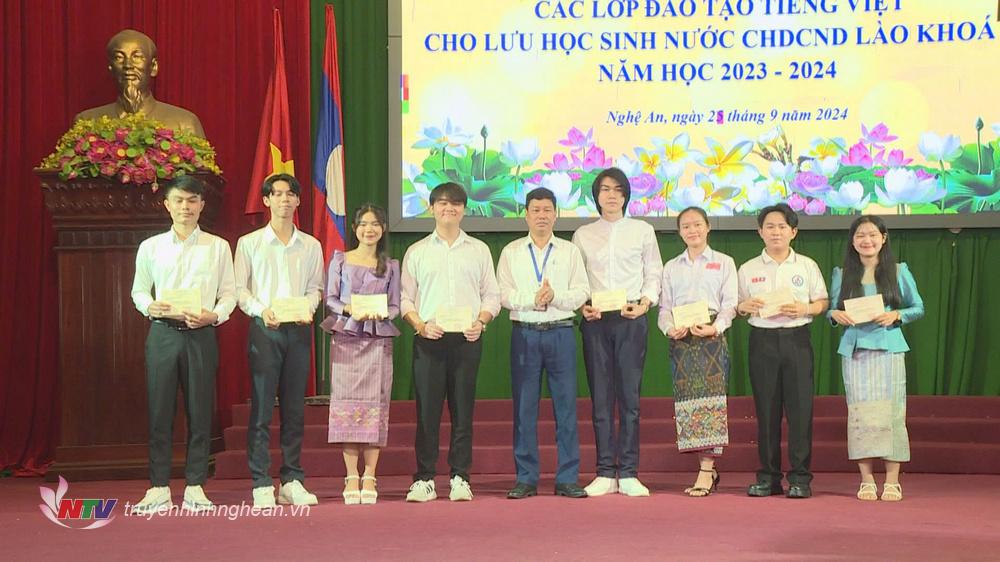 Trao Chứng chỉ Tiếng Việt cho các lưu học sinh CHDCND Lào.