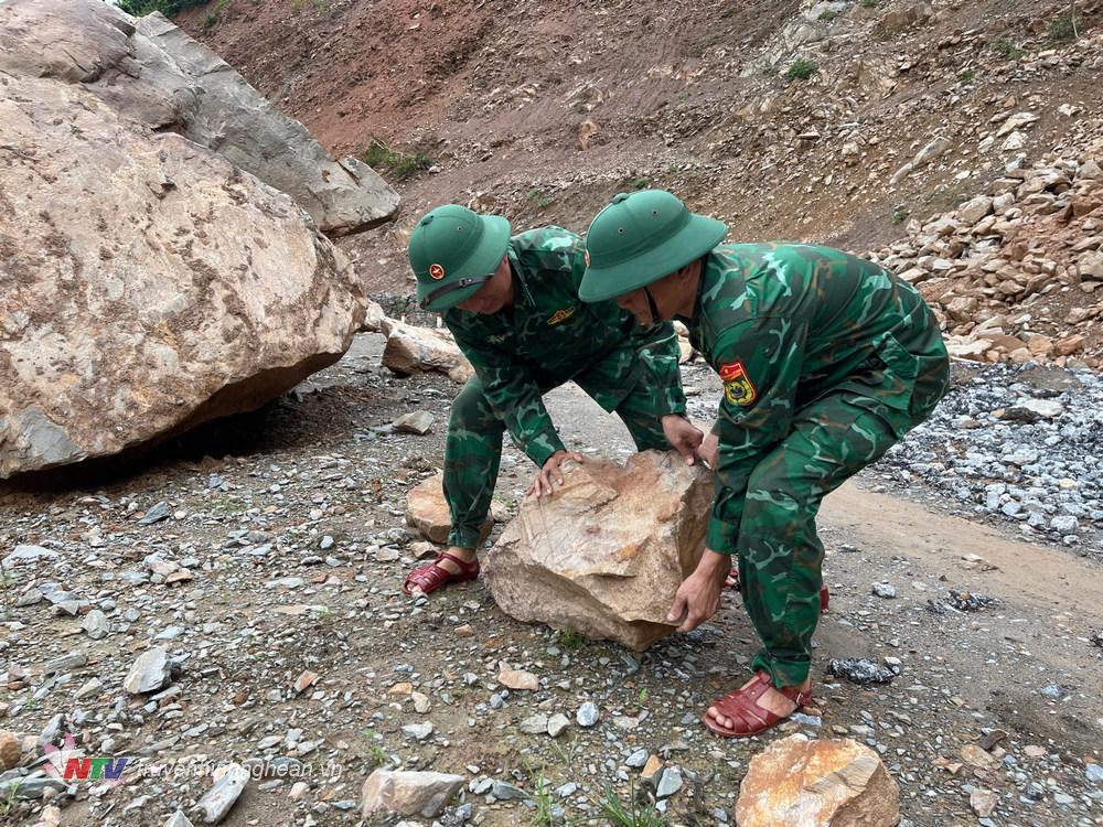 Cán bộ, chiến sỹ biên phòng hỗ trợ địa phương khắc phục tạm thời để phương tiện lưu thông.