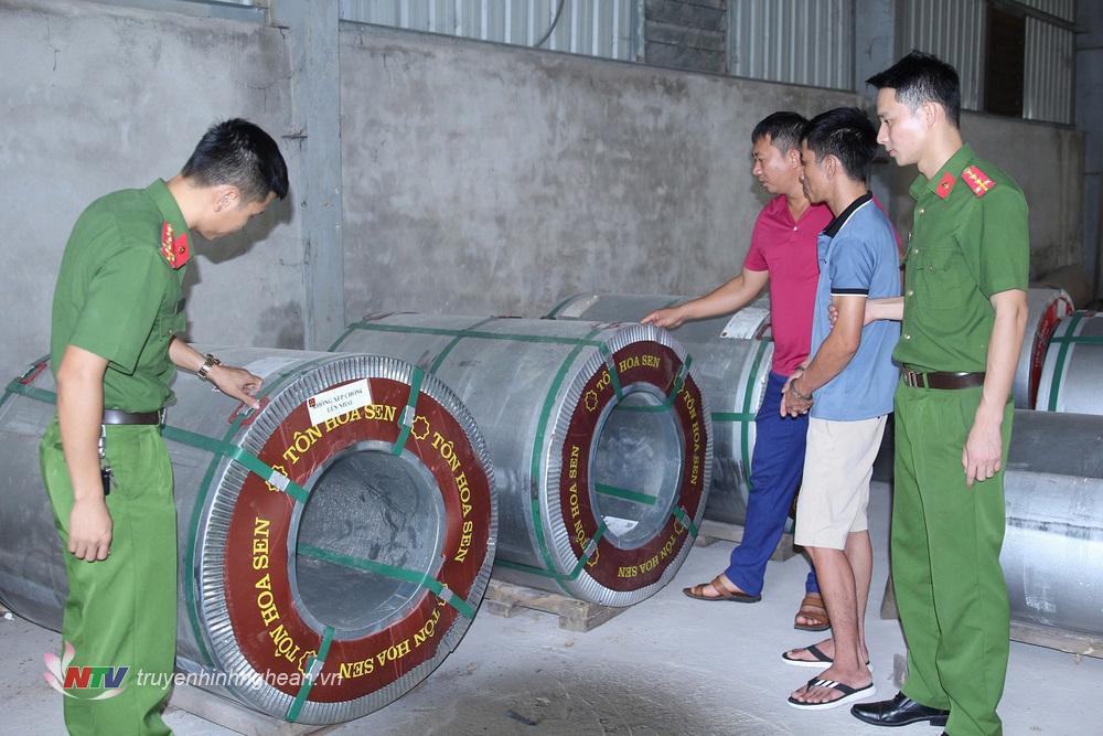 Lực lượng Công an kiểm tra tang vật là 3 cuộn tôn Hoa Sen mà đối tượng lừa đảo chiếm đoạt của bị hại