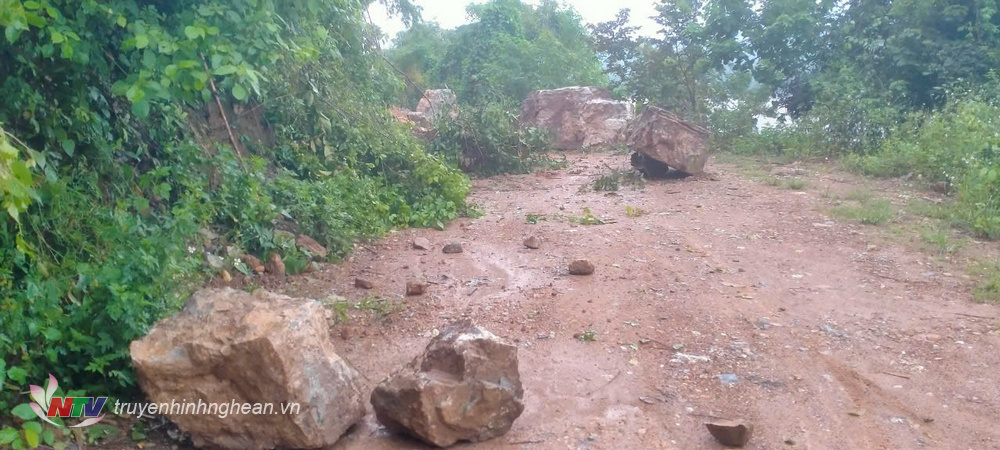 Nhiều tảng đá lớn rơi từ trên lèn xuống chắn ngang đường tại xã Lạng Khê.