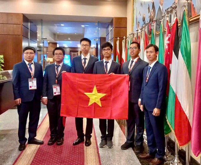 Đội tuyển quốc gia Việt Nam dự thi Olympic Tin học quốc tế (IOI) năm 2024 và các thầy giáo dẫn đoàn.