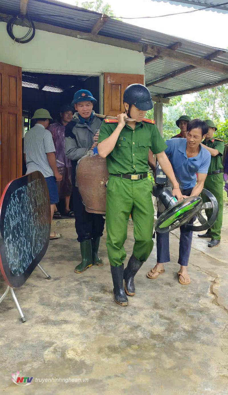 Hỗ trợ gia đình di dời tài sản và người đến nơi an toàn.