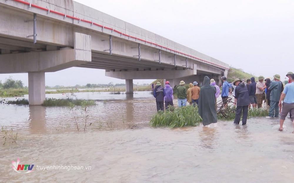 Dấu tích nạn nhân bị nước cuốn trôi được phát hiện tại tràn đường gom cao tốc Bắc - Nam, đoạn qua cầu Ngọc Chi, xã Quỳnh Lâm, huyện Quỳnh Lưu. 