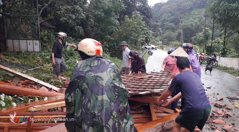 Chính quyền cũng người dân hỗ trợ gia đình bị ảnh hưởng bởi sạt lở.