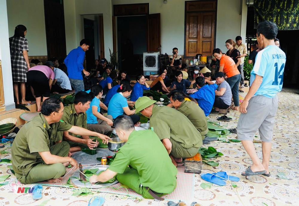 Tất cả moi người đều khẩn trương để bánh được gửi đến người dân vùng lũ miền Bắc sớm nhất có thể.