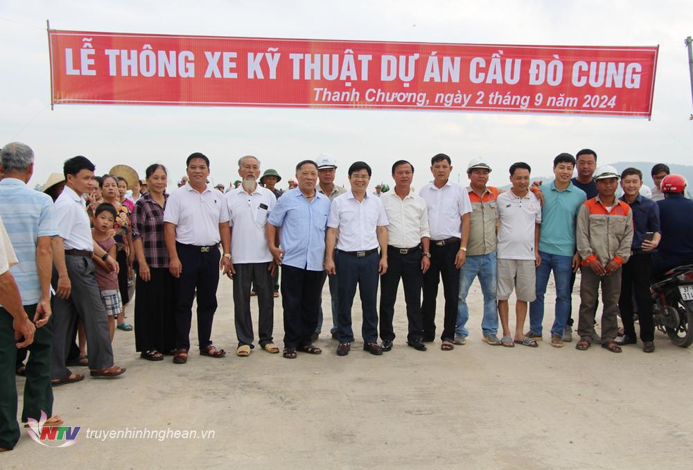 Lãnh đạo UBND huyện,  cấp ủy, chính quyền địa phương xã Cát Văn cùng đơn vị nhà thầu phát lệnh thông xe kỹ thuật.