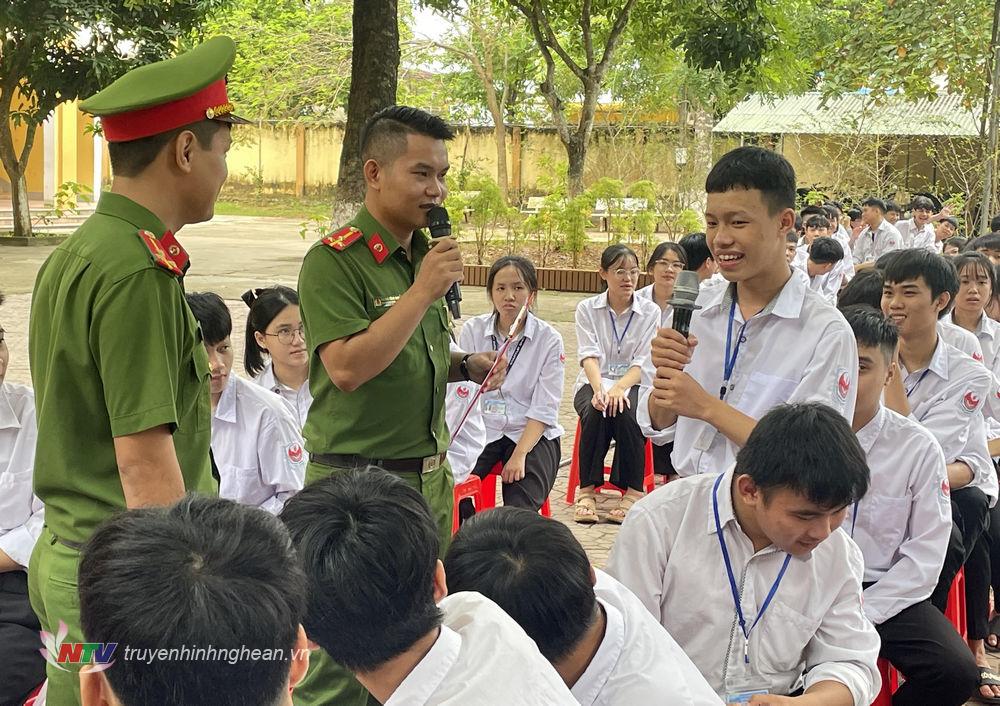 Học sinh tham gia giao lưu tại chương trình.