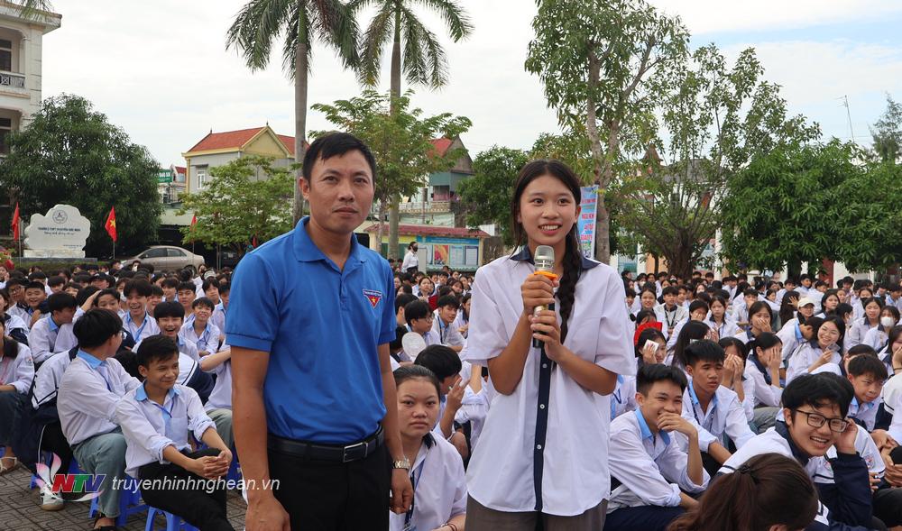 Học sinh tham gia giao lưu bằng hình thức trả lời câu hỏi.