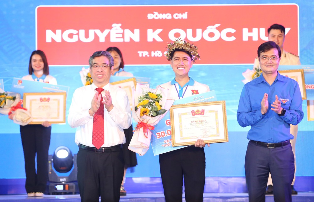 Bí thư thứ nhất T.Ư Đoàn Bùi Quang Huy (bên phải) và Phó Bí thư Thành uỷ TPHCM Nguyễn Phước Lộc trao giải Nhất cho thí sinh Nguyễn Khắc Quốc Huy (TPHCM).