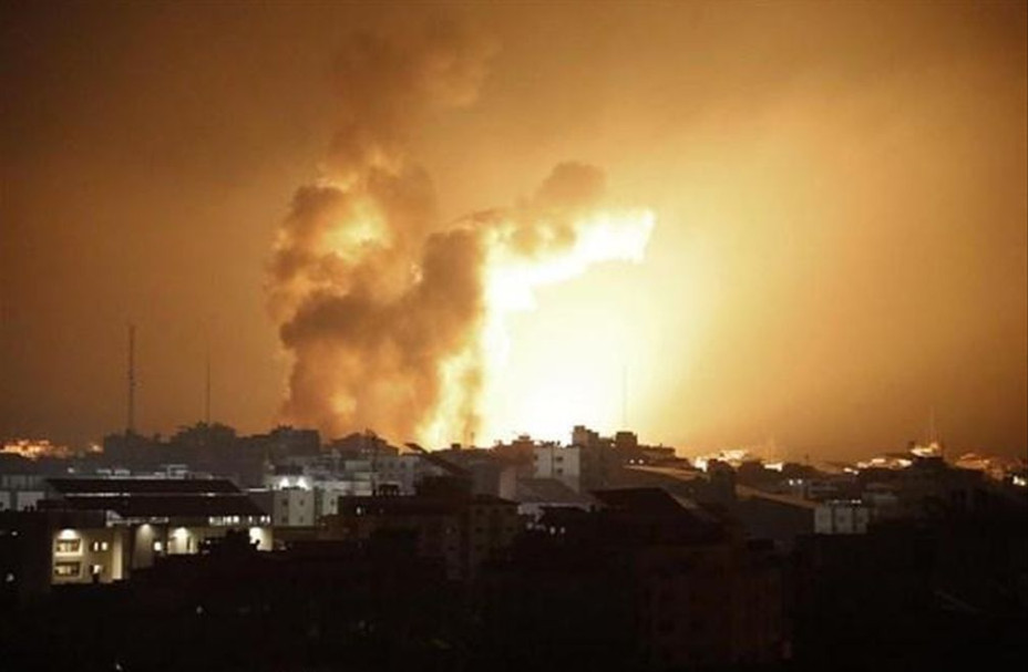 Khói lửa bốc lên từ các tòa nhà sau khi Israel oanh tạc thành phố Gaza ngày 8/10/2023. 