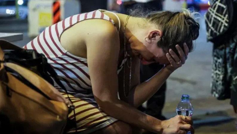 Cảm xúc của một người phụ nữ tại một địa điểm ở Tel Aviv, Israel khi hứng chịu một quả tên lửa phóng từ Dải Gaza rơi xuống vào hôm 7/10. Ảnh: Reuters
