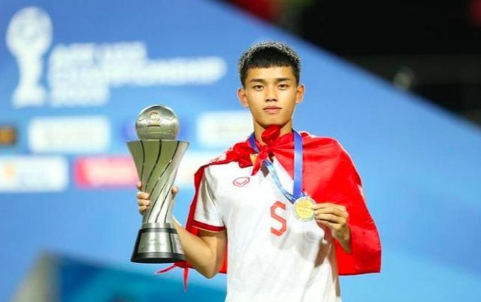 Lê Đình Long Vũ cùng các đàn anh vô địch U23 Đông Nam Á 2023