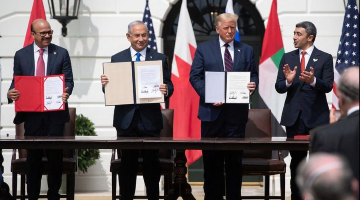 Từ trái sang, Ngoại trưởng Bahrain Abdullatif al-Zayani, Thủ tướng Israel Benjamin Netanyahu, Tổng thống Mỹ Donald Trump và Ngoại trưởng UAE Abdullah bin Zayed Al-Nahyan ký Hiệp định Abraham tại Washington, D.C., ngày 15/9/2020. Ảnh: AFP
