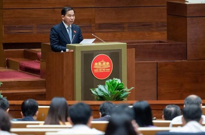 Chủ nhiệm Ủy ban Tài chính, Ngân sách của Quốc hội Lê Quang Mạnh trình bày Báo cáo thẩm tra đánh giá giữa nhiệm kỳ thực hiện Kế hoạch tài chính quốc gia và vay, trả nợ công 5 năm giai đoạn 2021-2025.