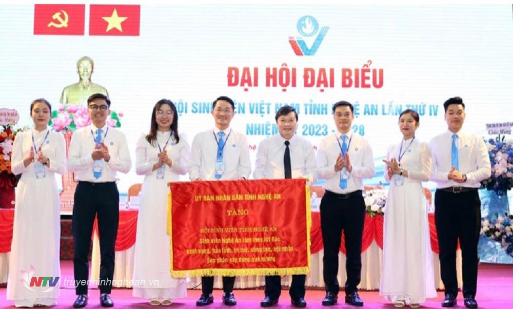 Đồng chí Lê Hồng Vinh trao tặng bức trướng của UBND tỉnh tới Hội Sinh viên Việt Nam tỉnh Nghệ An. 