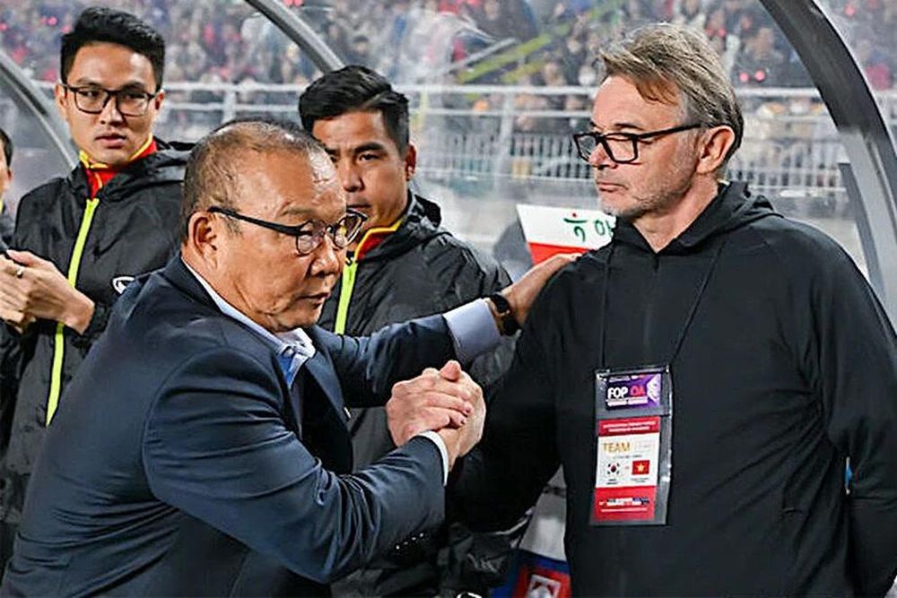 HLV Park Hang-seo gặp gỡ HLV Troussier tại trận Việt Nam giao hữu với Hàn Quốc. 