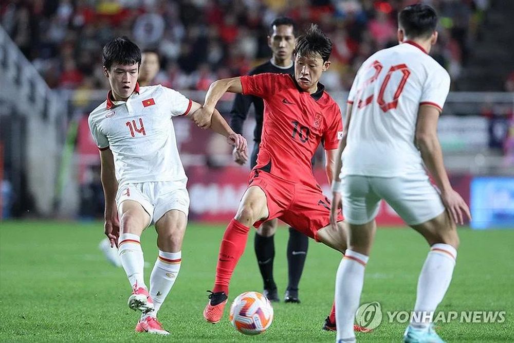 Cách tiếp cận trận đấu của HLV Troussier khác rất xa so với thời HLV Park Hang-seo. Ảnh: YONHAP NEWS