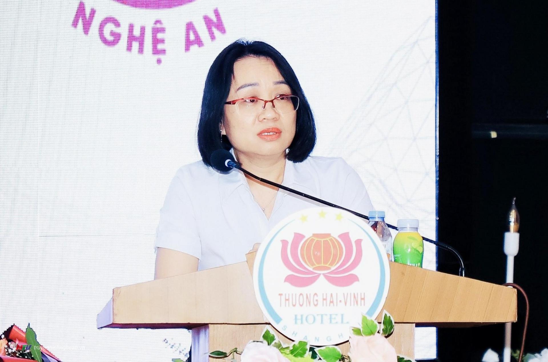 Đồng chí Trần Thị Thanh Huyền, Phó Giám đốc Đài PT-TH tỉnh Nghệ An trình bày tham luận về Nâng tầm vị thế, thương hiệu NTV bằng các tác phẩm báo chí chất lượng cao.