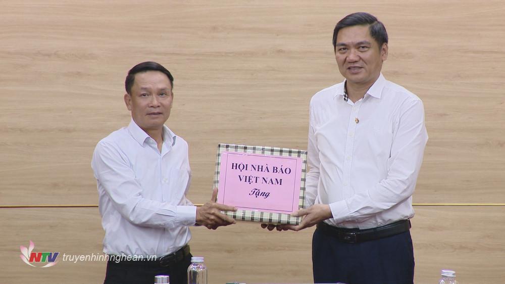 Hội Nhà báo Việt Nam tặng quà lưu niệm đến tỉnh Nghệ An. 