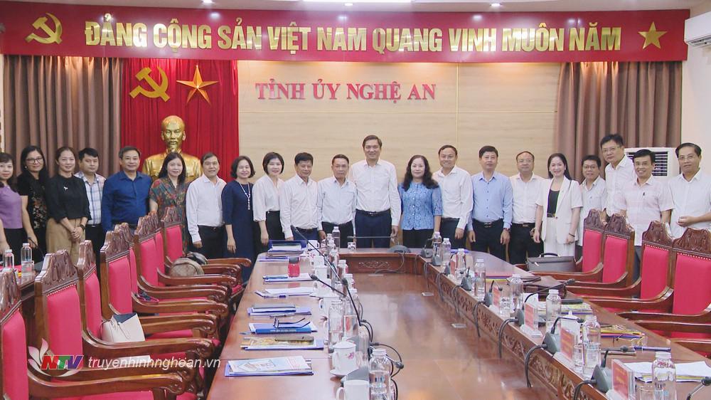 Các đồng chí lãnh đạo tỉnh Nghệ An và Hội Nhà báo Việt Nam chụp ảnh lưu niệm. 