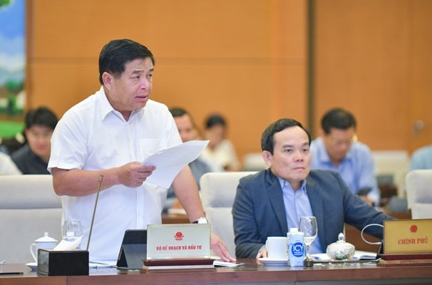 Bộ trưởng Bộ Kế hoạch và Đầu tư Nguyễn Chí Dũng trình bày Tờ trình. Ảnh: TH. 