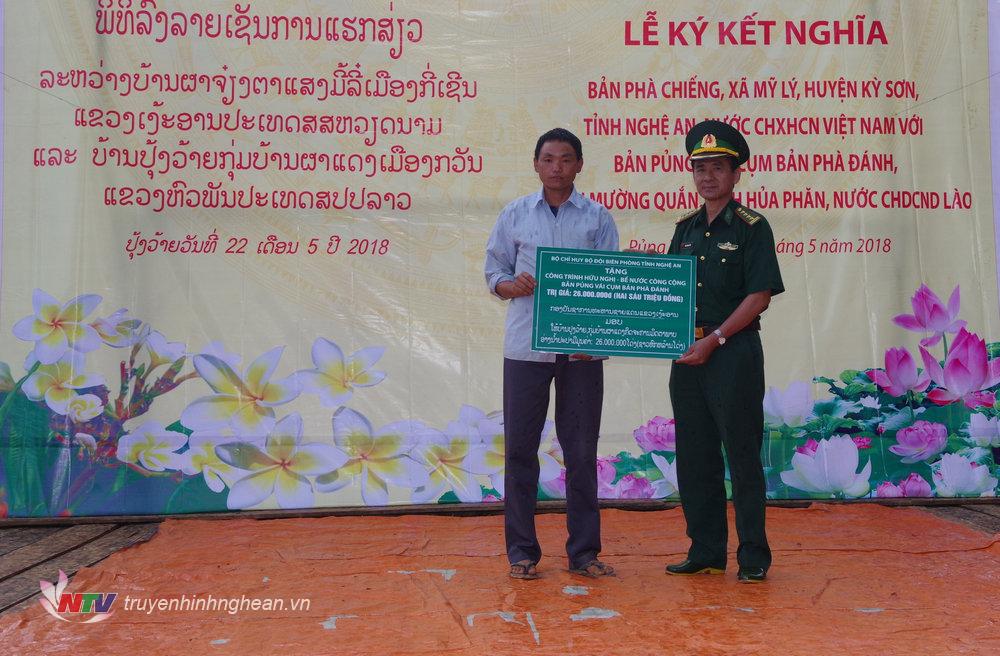 Bộ chỉ huy BĐBP Nghệ An hỗ trợ kinh phí, khởi công xây dựng bể nước cho bản Pủng Vái, cụm bản Phà Đánh, huyện Mường Quắn, tỉnh Hủa Phăn, nước CHDCND Lào