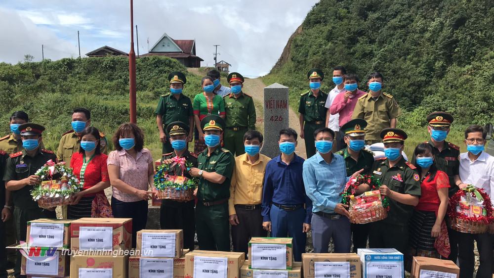 Đồn Biên phòng Tam Quang và Tam Hợp (BĐBP Nghệ An) cùng cấp ủy chính quyền địa phương tặng lương thực thực phẩm, vật chất cho lực lượng bảo vệ biên giới và nhân dân Bạn Lào khu vực giáp biên