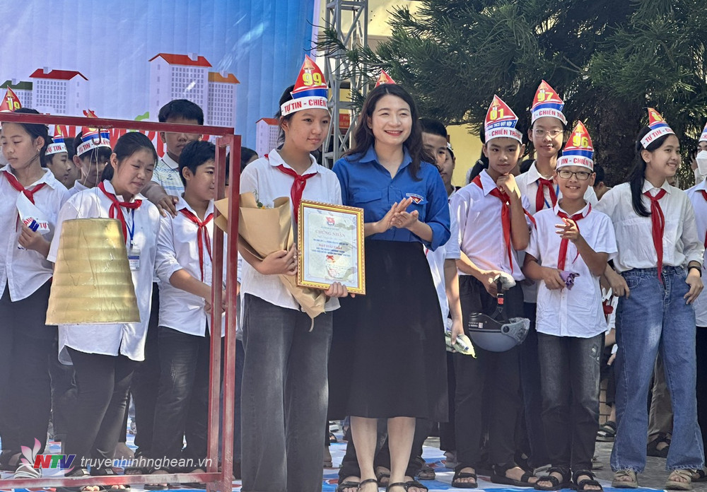 BTC trao giải nhất cho em Nguyễn Lưu Trúc Ngân lớp 8A1 Trường THCS Thị trấn Quỳ Hợp.