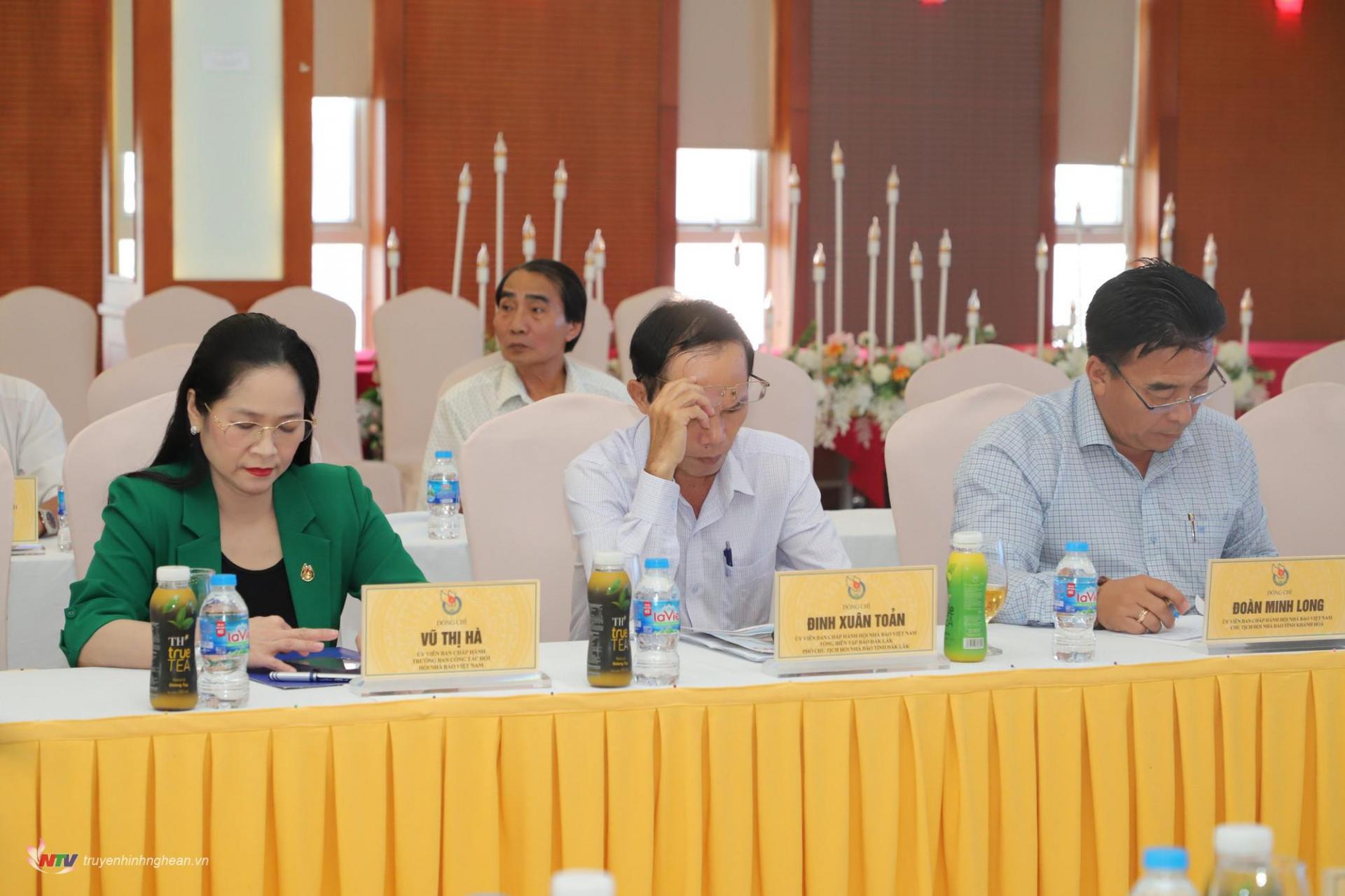 Lãnh đạo Hội Nhà báo 19 tỉnh miền Trung - Tây Nguyên dự hội nghị.