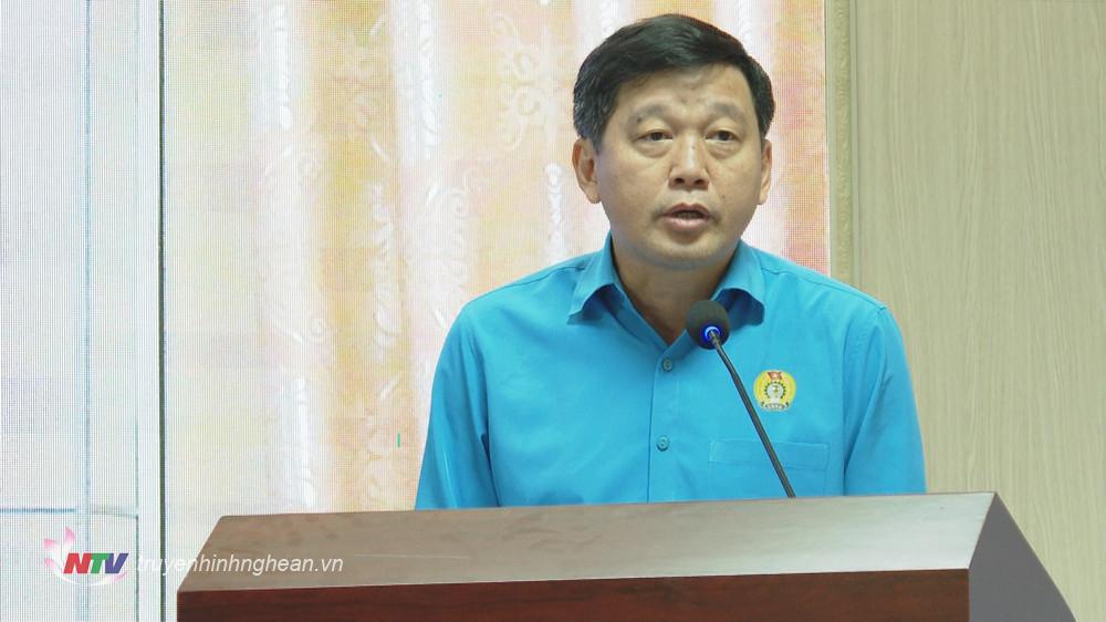 Chủ tịch Liên đoàn Lao động tỉnh Kha Văn Tám phát biểu tại hội nghị.