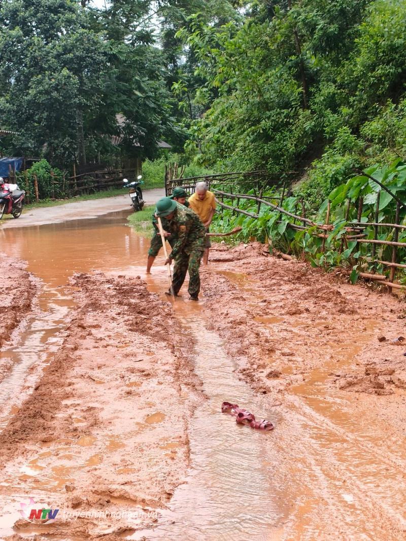 Cán bộ, chiến sỹ Đồn BP Tam Quang cũng hỗ trợ dọn bùn đất do sạt lở tràn xuống đường.